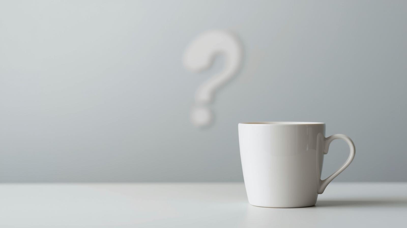 تصویر افقی و مینیمال و تمیز از یک فنجان قهوه با علامت سؤال در پس زمینه مناسب برای بخش FAQ